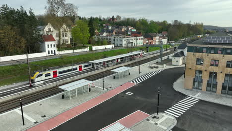 Belgischer-Zug-Wartet-Am-Bahnsteig-Im-Bahnhof-Wavre,-Luftaufnahme-Nach-Vorne