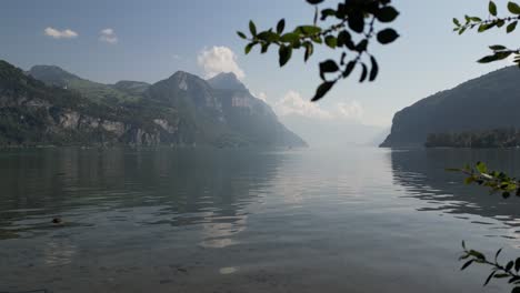 Vista-Tranquila-A-Orillas-Del-Lago-Walensee,-Suiza.