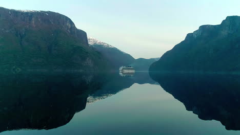 Schiff-über-Stillem-Wasser-Mit-Spiegelreflexion-Im-Dorf-Flam-In-Der-Nähe-Von-Aurlandsfjord-Im-Südwesten-Norwegens