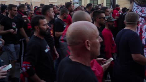 Apasionados-Fanáticos-Del-Fútbol-Albanés:-Cantando,-Animando-Y-Agitando-Pancartas-Al-Unísono,-Llenos-De-Espíritu-De-Equipo-Antes-Del-Partido-Contra-La-República-Checa.