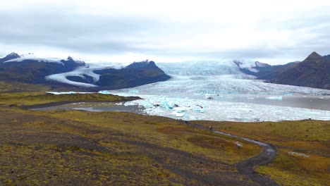 Aufsteigende-Luftaufnahme-Der-Schmelzenden-Eisberge-In-Der-Lagune-Des-Fjallsárlón-Gletschers