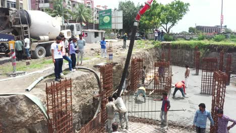 Se-Están-Llevando-A-Cabo-Las-Obras-De-Construcción-Del-Edificio-De-Gran-Altura-En-Las-Que-Se-Está-Construyendo-El-Sótano-Y-Se-Está-Rellenando-Hormigón-Y-Cemento.