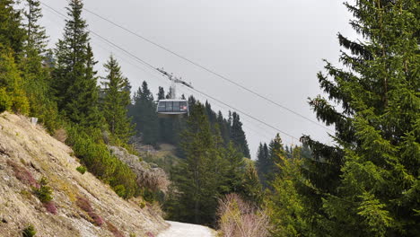 Beautiful-spring-alpine-landscape-with-cable-car-passing-by,-Innsbruck