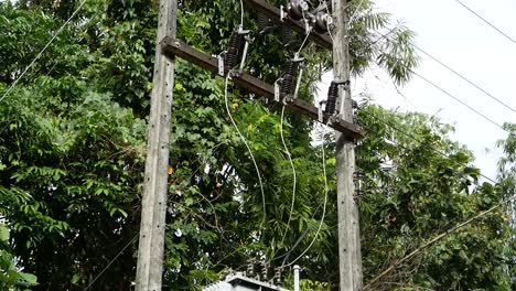 Torre-De-Electricidad-En-Una-Aldea-Rural,-Tailandia