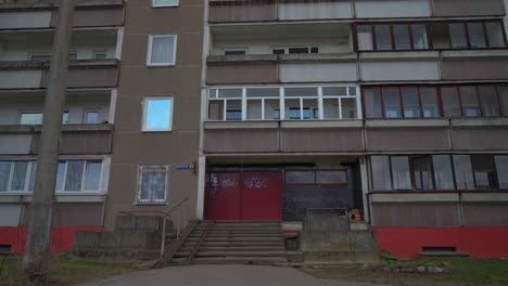 Graues-Altes-Sowjetisches-Fertighaus-Mit-Graffiti-An-Der-Eingangstür