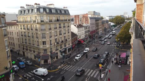 Arquitectura-Y-Calles-De-Pantin-Francia,-Estación-De-Metro-Hoche-En-París-Luz-Del-Día-Estableciendo-Una-Toma-Del-Tráfico-De-La-Avenida