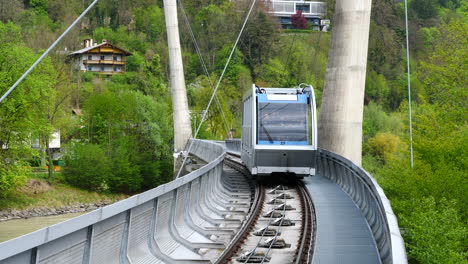 Coche-Que-Llega-A-La-Estación-Del-Funicular-Híbrido-Hungerburgbahn,-Innsbruck,-Austria