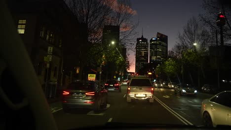 Crowded-streets-of-Sydney,-Australia-at-sunset