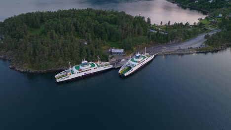 Zwei-Fähren-Legten-Am-Fährhafen-Dragsvik-Am-Sognefjord-In-Balestrand-An