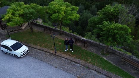 Vista-Por-Drones-De-Una-Pareja-En-La-Campiña-Griega-En-El-Pueblo-De-Nestorio,-El-Lugar-Donde-Se-Celebra-La-Fiesta-Del-Río-Nestorio