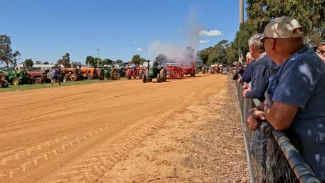 Yarrawonga,-Victoria,-Australien---7.-Oktober-2023:-Alter-Grüner-Traktor-Bläst-Rauch-Und-Arbeitet-Hart-Daran,-Den-Schlitten-In-Einem-Traktorzug-Auf-Der-Yarrawonga-Show-In-Victoria,-Australien-Zu-Ziehen