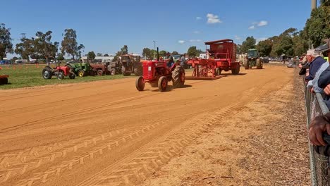 Yarrawonga,-Victoria,-Australien-–-7.-Oktober-2023:-Roter-Traktor-Zieht-Den-Schlitten-In-Sanften-Kurven-Entlang-Der-Traktorzugschiene-Auf-Der-Yarrawonga-Show-In-Victoria,-Australien