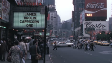 Fußgänger-Gehen-In-Den-1970er-Jahren-Nostalgisch-Mit-Einer-Beweglichen-Werbetafel-Auf-Der-New-Yorker-Straße-Entlang