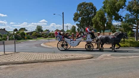 Yarrawonga,-Victoria,-Australia---7-De-Octubre-De-2023:-Carruaje-Tirado-Por-Caballos-Con-Pasajeros-Fuera-Del-Espectáculo-De-Yarrawonga-En-Victoria-Australia