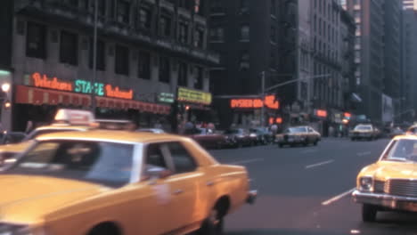 Letreros-Iluminados-En-El-Centro-De-Manhattan,-Nueva-York,-En-Los-Años-1970