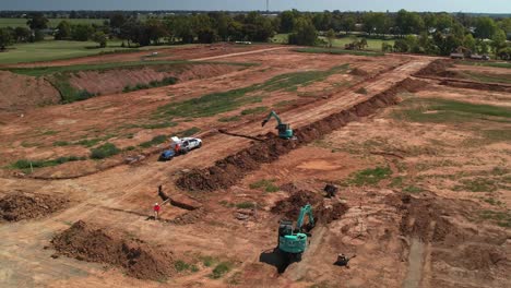 Yarrawonga,-Victoria,-Australia---20-De-Octubre-De-2023:-Dos-Excavadoras-Cavando-Zanjas-En-El-Nuevo-Escenario-De-La-Finca-Silverwoods-En-Yarrawonga,-Victoria,-Australia