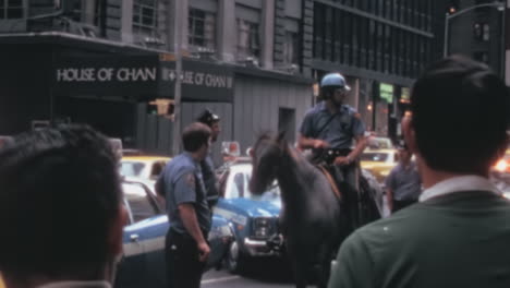 Ein-Berittener-Polizist-Aus-Den-1970er-Jahren-In-New-York-Spricht-Mit-Fußgängern-Auf-Einer-Straße