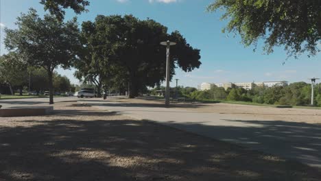 Vista-De-Un-Macho-Negro-Adulto-Montando-Una-Bicicleta-Eléctrica-Con-Neumáticos-Gruesos-A-última-Hora-De-La-Tarde-En-El-Parque-Eleanor-Tinsley-En-Buffalo-Bayou-En-Houston,-Texas