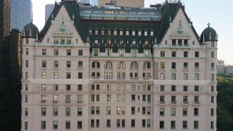 Aerial-descending-shot-in-front-of-the-Plaza-hotel,-in-sunny-New-York