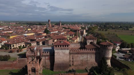 Fortaleza-Sforza-De-Soncino,-Cremona,-Italia,-Mediodía,-Otoño,-Drone