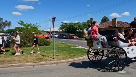 Yarrawonga,-Victoria,-Australia---7-De-Octubre-De-2023:-Dos-Caballos-Dibujando-Un-Carruaje-Con-Pasajeros-Fuera-Del-Espectáculo-De-Yarrawonga-En-Victoria,-Australia