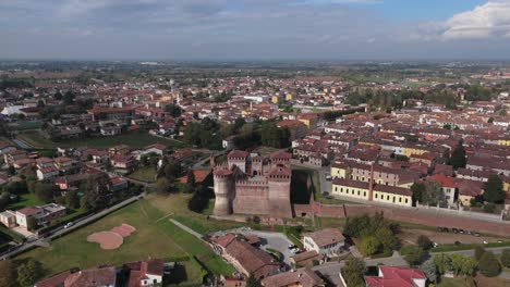 Sforza-Festung-Von-Soncino,-Cremona,-Italien,-Mittag,-Herbst,-Drohne
