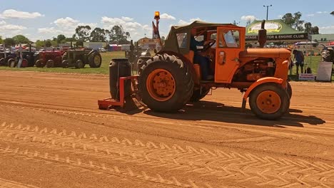 Yarrawonga,-Victoria,-Australien---7.-Oktober-2023:-Alter-Orangefarbener-Traktor-Stuft-Die-Traktorzugstrecke-Auf-Der-Yarrawonga-Show-In-Victoria,-Australien