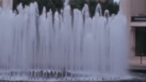 Wasser-Fließt-Im-Revson-Fountain-Lincoln-Center-In-New-York-City-In-Den-1970er-Jahren