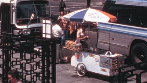 Calle-De-La-Ciudad-De-Nueva-York-En-1970-Con-Peatones-Y-Carrito-De-Hot-Dog
