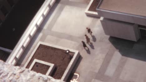 Frauen-Gehen-Auf-Dem-Dach-Des-Universitätsgebäudes-Von-Wisconsin-In-Madison,-1960er-Jahre