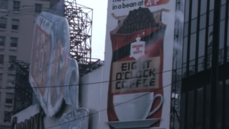 Cartel-Publicitario-Gigante-De-Café-Con-Humo-De-Vapor-En-Nueva-York-En-Los-Años-70.
