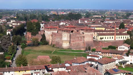 Fortaleza-Sforza-De-Soncino,-Cremona,-Italia,-Mediodía,-Otoño,-Drone