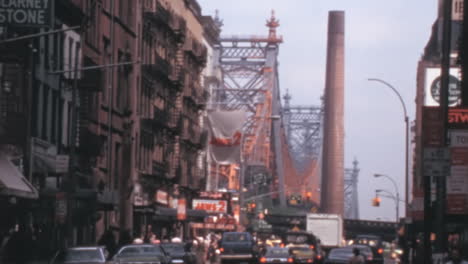 Tráfico-De-Coches-En-Manhattan-Con-El-Puente-De-Queensboro-Al-Fondo-En-Los-Años-1970