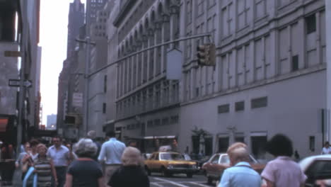 Verkehr-Und-Fußgänger-Auf-Der-Lexington-Avenue-In-New-York-City-Im-Vintage-Stil-Der-1970er-Jahre