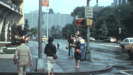 Los-Peatones-Y-El-Tráfico-En-La-Avenida-De-La-Ciudad-De-Nueva-York-En-Los-Años-1970