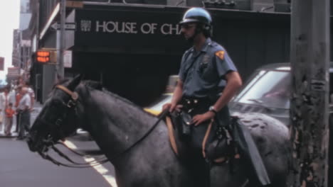 Oficial-De-Policía-Montada-En-La-Concurrida-Esquina-De-Una-Calle-De-La-Ciudad-De-Nueva-York-En-1970