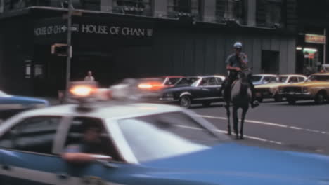 Oficial-De-Policía-Montado-Y-Automóviles-En-Las-Calles-De-La-Ciudad-De-Nueva-York-En-1970