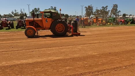 Yarrawonga,-Victoria,-Australia---7-De-Octubre-De-2023:-Un-Tractor-Nivelador-Que-Mantiene-La-Pista-De-Tracción-Del-Tractor-En-La-Feria-Yarrawonga-En-Victoria,-Australia