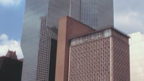 Millennium-Hilton-One-Un-Plaza-In-New-York-Mit-Fußgängern-In-Den-1970er-Jahren