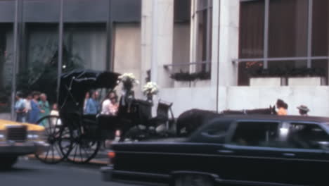 Nahaufnahme-Einer-Schwarzen-Pferdekutsche-In-New-York-Im-Archivvideo-Der-1970er-Jahre