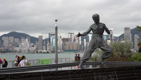 Fiesty-Estatua-De-Bruce-Lee-En-La-Avenida-De-Las-Estrellas-En-Tsim-Sha-Tsui-Hong-Kong