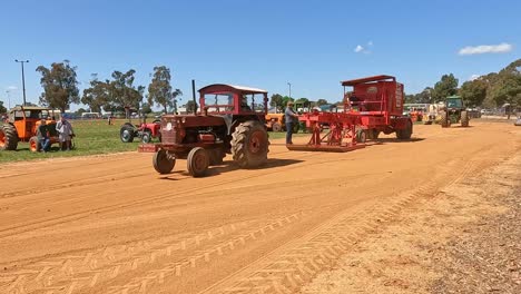 Yarrawonga,-Victoria,-Australia---7-De-Octubre-De-2023:-Tractor-Antiguo-Con-Cabina-Cerrada-Temprana-Tirando-Del-Trineo-En-Un-Evento-De-Tracción-De-Tractor-En-El-Show-De-Yarrawonga-En-Victoria,-Australia