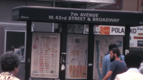 Männer-Lesen-Busfahrpläne-Auf-Der-7th-Avenue-In-New-York,-New-York,-In-Den-1970er-Jahren