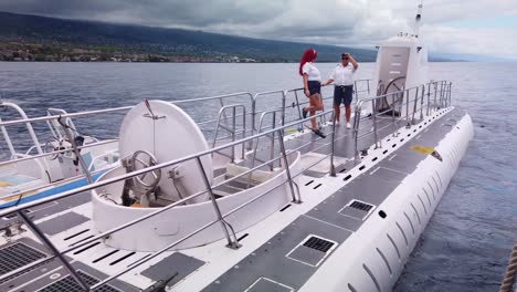 Gimbal-Nahaufnahme-Eines-Fahrenden-Bootes,-Das-Sich-Vom-U-Boot-Atlantis-Entfernt,-Das-Im-Offenen-Meer-Vor-Der-Küste-Von-Kailua-Kona-In-Hawaii-Vor-Anker-Liegt