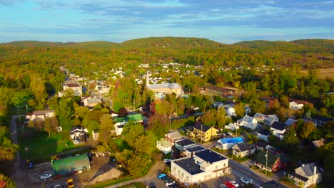 Wunderschöne-Luftaufnahme-Mit-Drohne-Der-Malerischen-Stadt-Montebello-In-Kanada,-Kanada
