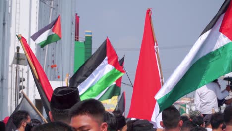 Nahaufnahme-Eines-Indonesischen-Volkes,-Das-Während-Des-Krieges-Gegen-Israel-Für-Palästina-Demonstriert-–-Zeitlupenaufnahme