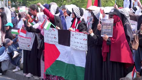 Manifestantes-Con-Banderas-Palestinas-Y-Carteles-Con-Inscripciones-En-La-Protesta-En-Yakarta,-Indonesia