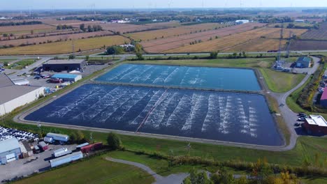 Hermosa-Vista-Aérea-Con-Drones-Del-Sistema-De-Tratamiento-De-Aguas-Residuales-En-Canadá.