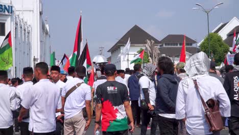 La-Gente-Se-Manifiesta-Por-Palestina-En-Yogyakarta,-Vista-En-Cámara-Lenta.