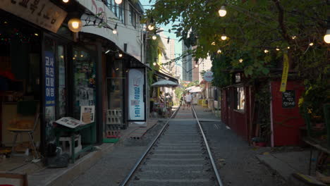 Gyeongamdong-Eisenbahnstadt-In-Gunsan,-Eisenbahnschienen,-Alte-Koreanische-Retro-Läden